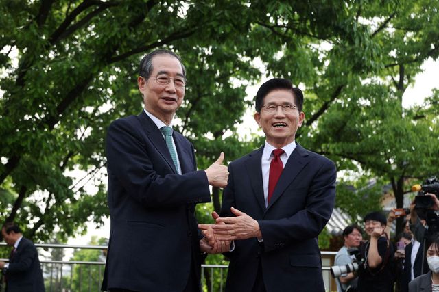 악수하는 한덕수 후보와 김문수 후보