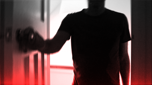 문 손잡이를 잡고 들어오는 남성의 실루엣