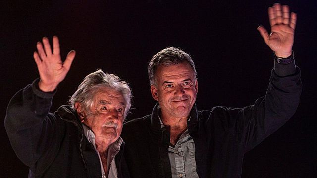 2024년 4월 선거 유세에서 지지자들에게 인사하는 무히카 전 대통령과 좌파 연합 ‘프렌테 암플리오(FA)’ 소속 야만두 오르시 대선 후보