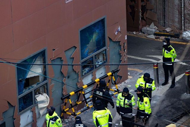 폭력사태로 부서진 창문과 건물 외벽
