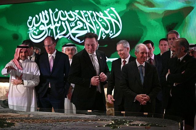 3D 모델을 살펴보는 머스크