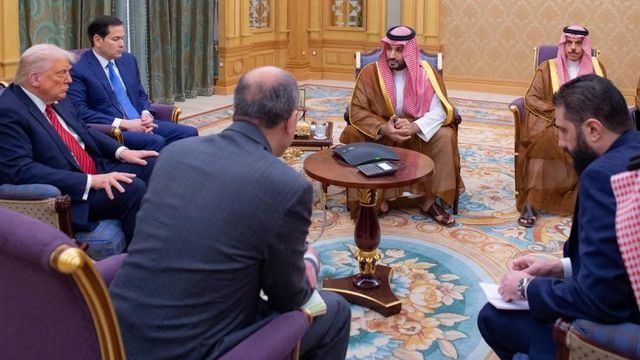 다 함께 둘러앉은 트럼프, 마르코 루비오, 무함마드 빈 살만, 알-샤라