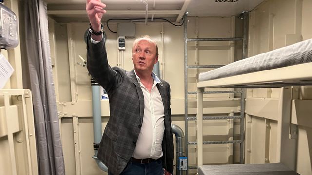 폭탄 대비소를 살피는 야누쉬 야치 대표