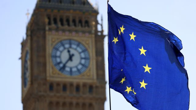 런던의 의회를 배경으로 펄럭이는 유럽연합(EU)의 깃발