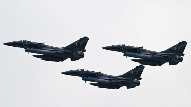 2024년 3월 21일 파키스탄 국가 기념일 퍼레이드에 앞서 리허설을 진행하는 파키스탄 공군의 ‘J-10C’ 전투기 (사진 출처: AAMIR QURESHI/AFP via Getty Images)