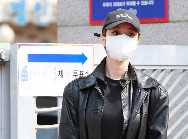 배우 고준희가 검은 옷을 입고 투표소를 방문한 사진