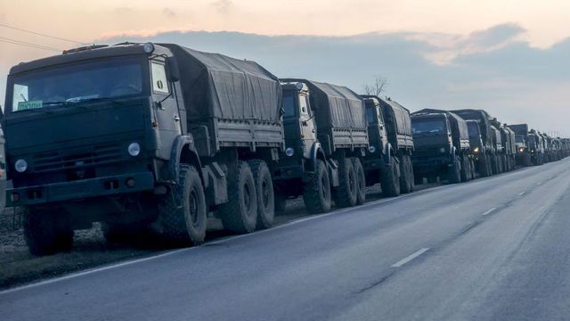 도로 위 러시아 군용 차량 행렬