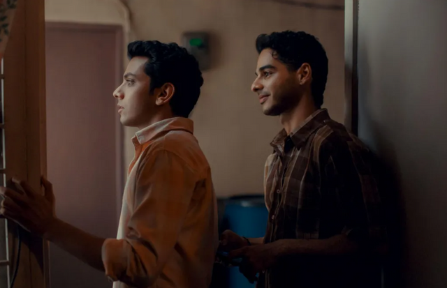 이 영화는 이샨 카터와 비샬 제트와가 연기한 두 남자의 유대를 따라간다