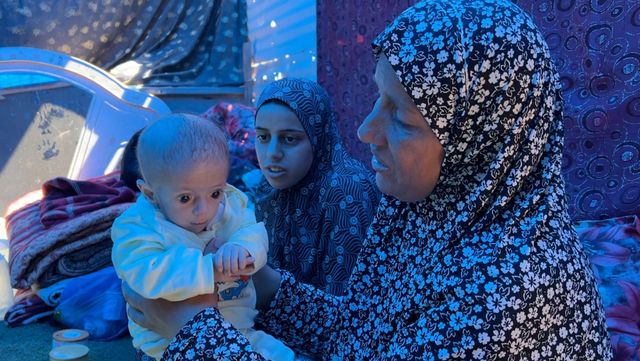 시와르를 돌보고 있는 어머니, 할머니의 모습