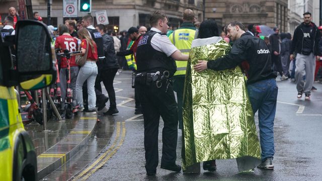 담요를 두른 여성을 안내하는 경찰관의 모습