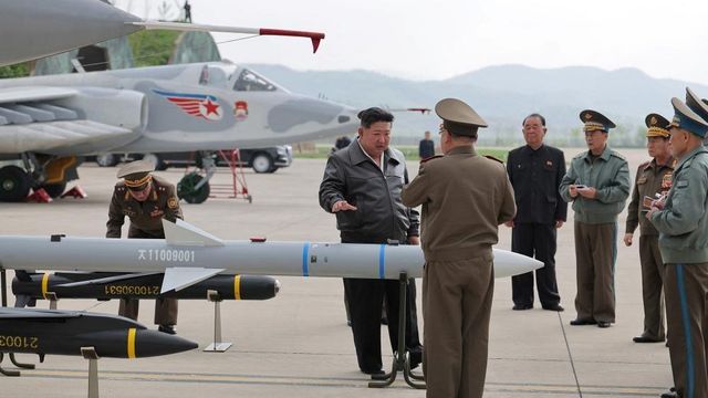 북한 조선중앙통신이 2025년 5월 16일 공개한 사진에는 김정은 국무위원장이 비행장을 방문해 발사체를 점검하며 군 관계자들과 대화하는 모습이 담겨 있다