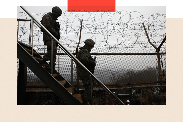 한국 군인들이 국경 초소에서 순찰을 돌고 있다.