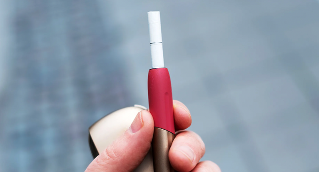 전자담배를 쥐고 있는 손