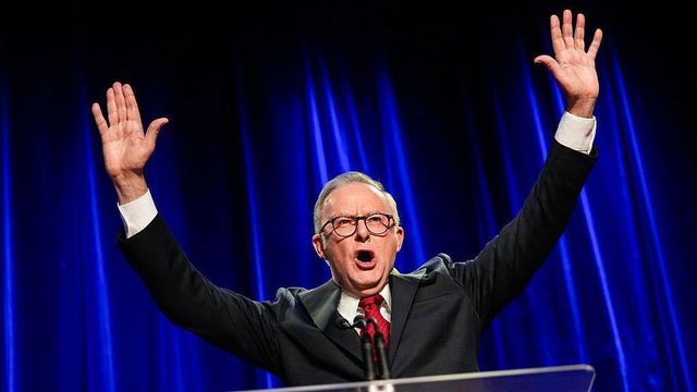 앤서니 앨버니지 총리가 선거 당일 밤 승리 연설을 하고 있다. 