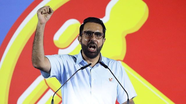 싱가포르 노동당 당수 프리탐 싱이 집회에서 연단에 서서 주먹을 공중에 치켜들며 연설하고 있다. 