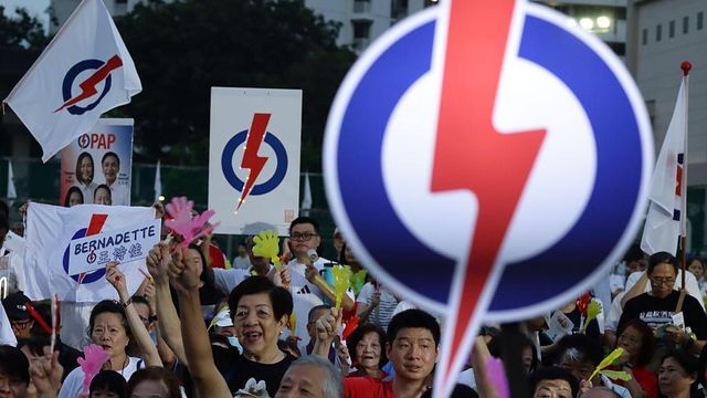 싱가포르의 인민행동당 지지자들이 선거 유세에서 파란색과 흰색 원 안에 붉은 번개 모양의 당 상징이 그려진 포스터와 깃발을 들고 환호하고 있다. 