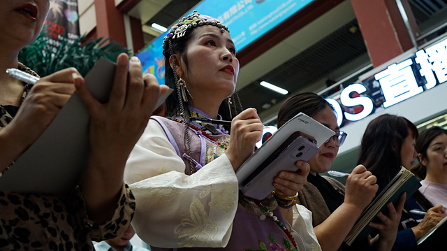 공책과 휴대전화를 들고 배우는 여성들
