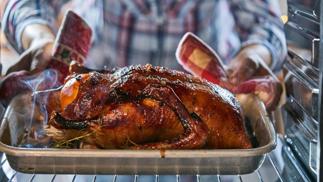 오븐에서 로스트 치킨을 꺼내는 모습