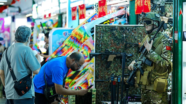 장난감 가게를 둘러보는 사람들