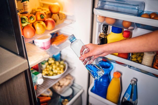 냉장고에서 물병을 꺼내는 모습