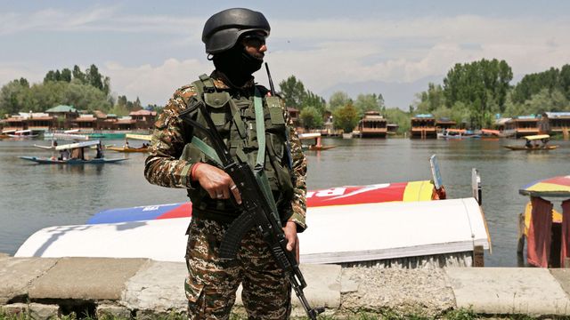 지난 4월 24일 인도 스리나가르 지역 달 호수 강가에서 경계 근무 중인 인도 준군사조직 대원의 모습