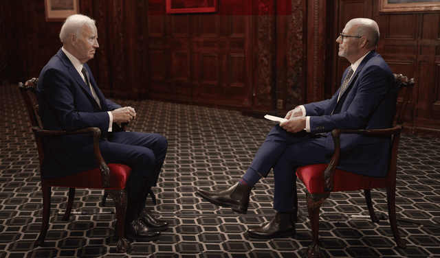 인터뷰 중인 로빈슨과 바이든