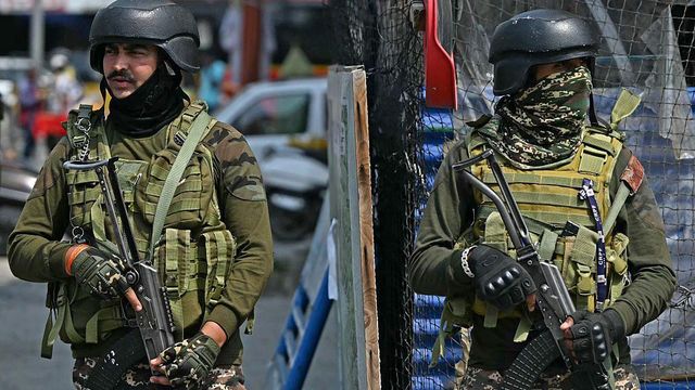 국경 지역 긴장이 고조된 가운데 지난 7일 인도 준군사조직 요원들이 스리나가르의 한 도로에서 경계 근무를 서고 있는 모습