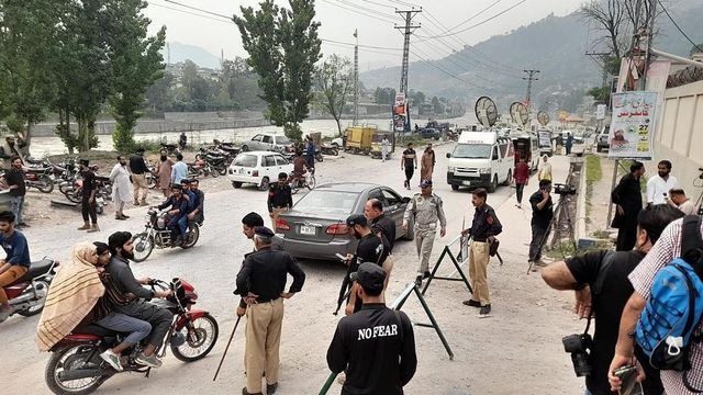 지난 7일 인도군의 공격으로 파괴된 파키스탄령 카슈미르의 무자파라바드에 있는 빌랄 모스크 주변에 모인 시민들