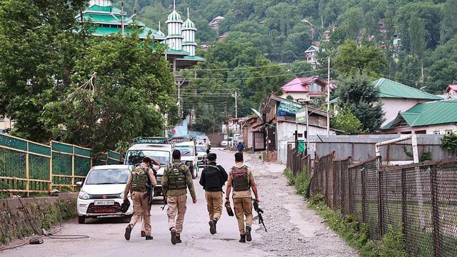 지난 7일 인도 잠무 카슈미르의 우리 지역에 있는 ‘통제선(LoC)’ 구역에 배치된 인도 군인들의 모습