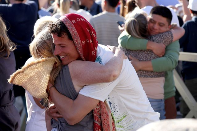 가톨릭 신자들이 성 베드로 대성전 앞에서 교황 선출 소식에 서로 축하하고 있다 