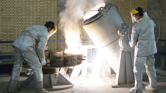 핵 개발을 위해 용접하고 있는 모습