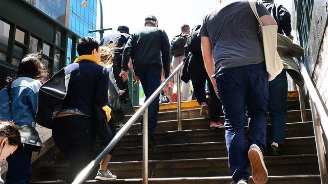 계단을 오르는 사람들의 모습