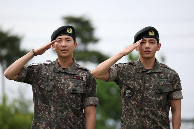 전역인사하는 방탄소년단의 RM과 뷔