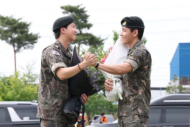 같은 날 전역 후, 서로 포옹하고 있는 RM과 뷔