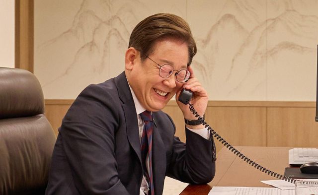 통화 중인 이재명 대통령