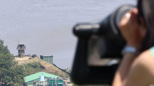 경기도 파주시 오두산전망대에서 접경지역 우리 측 초소에 설치된 대북 확성기 등을 보고 있는 관광객