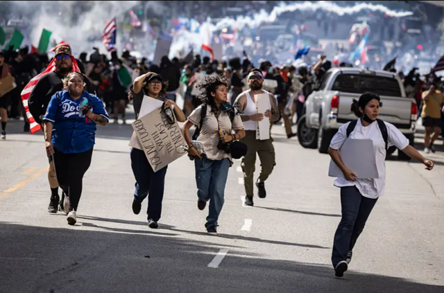 미국 LA에서 도널드 트럼프 행정부의 불법 이민자 단속에 반발하는 시위가 8일째 이어지고 있다