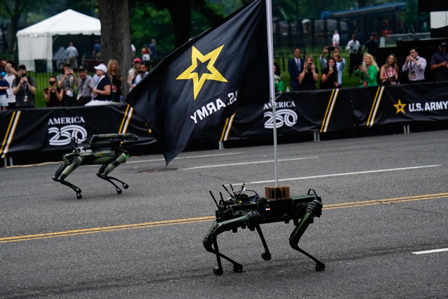 로봇견이 250주년 기념 퍼레이드에 참여한 모습