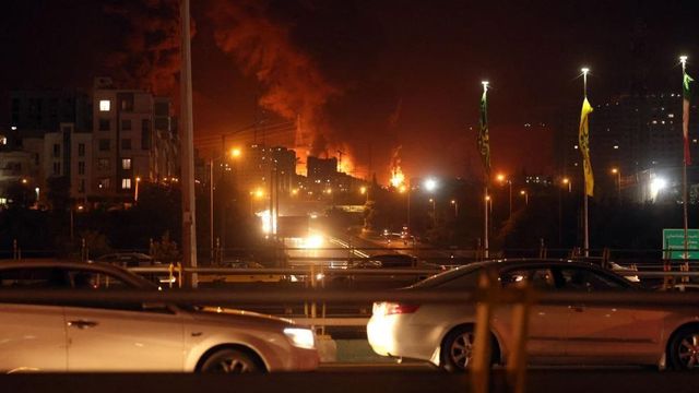 2025년 6월 15일 이란 테헤란의 한 석유 창고에서 화염과 연기가 치솟고 있다