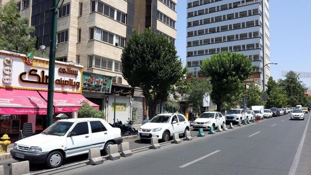 2025년 6월 15일, 이스라엘의 이란 공습 이후 테헤란의 주유소 인근에서 차량을 몰고 줄을 서 있는 이란 주민들