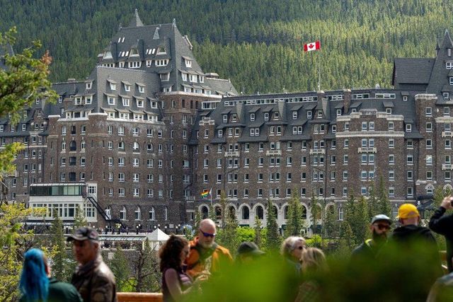 G7 회의가 열리는 캐나다 앨버타주 반프를 찾은 관광객들