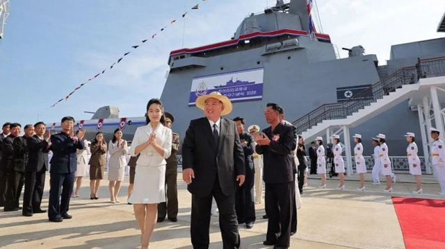 북한의 신형 구축함이 전복된 지 불과 3주 만에 김정은은 딸과 함께 재진수식에 참석했다