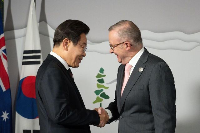 이재명 대통령이 앤서니 앨버니지 호주 총리와 악수하고 있다