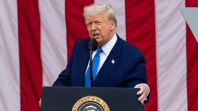 2025년 5월 26일 미국 버지니아주 알링턴 국립묘지에서 열린 국가 추모의 날 행사에서 도널드 트럼프 미국 대통령이 연설하고 있다