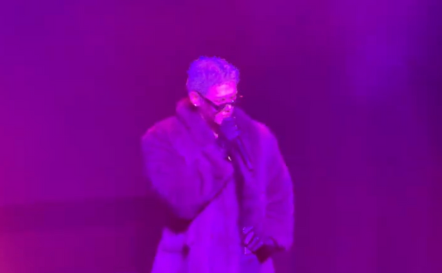 K팝 보이그룹 저스트비의 멤버 배인이 미국 로스앤젤레스에서 열린 월드투어 무대에서 커밍아웃을 했다 