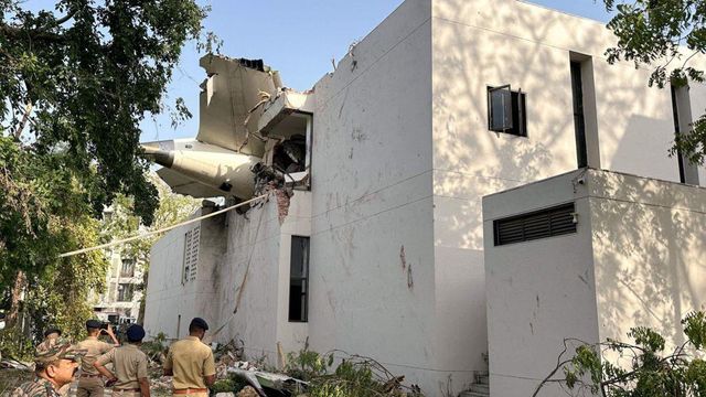 보잉 787은 아메다바드 공항 외곽의 의대 기숙사 건물에 충돌했다 