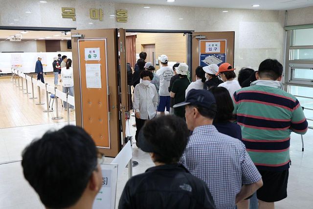 3일 서울의 한 투표소에서 본투표를 하는 시민들