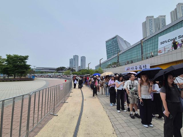 BTS 페스타 현장에 입장하기 위해 길게 줄을 선 팬들의 행렬