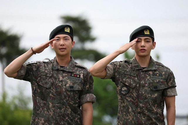 방탄소년단(BTS)의 RM과 뷔가 전역 인사를 하고 있다