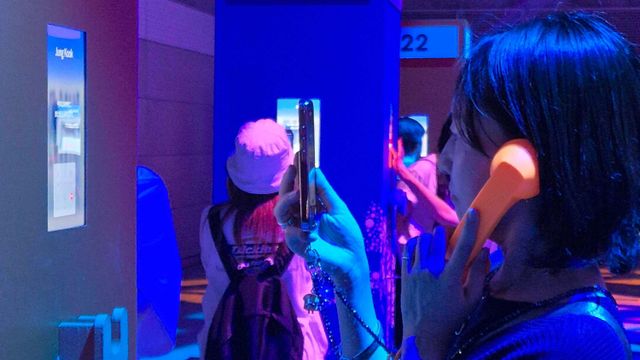 BTS 페스타에서 멤버들의 목소리를 수화기로 듣고 있는 팬